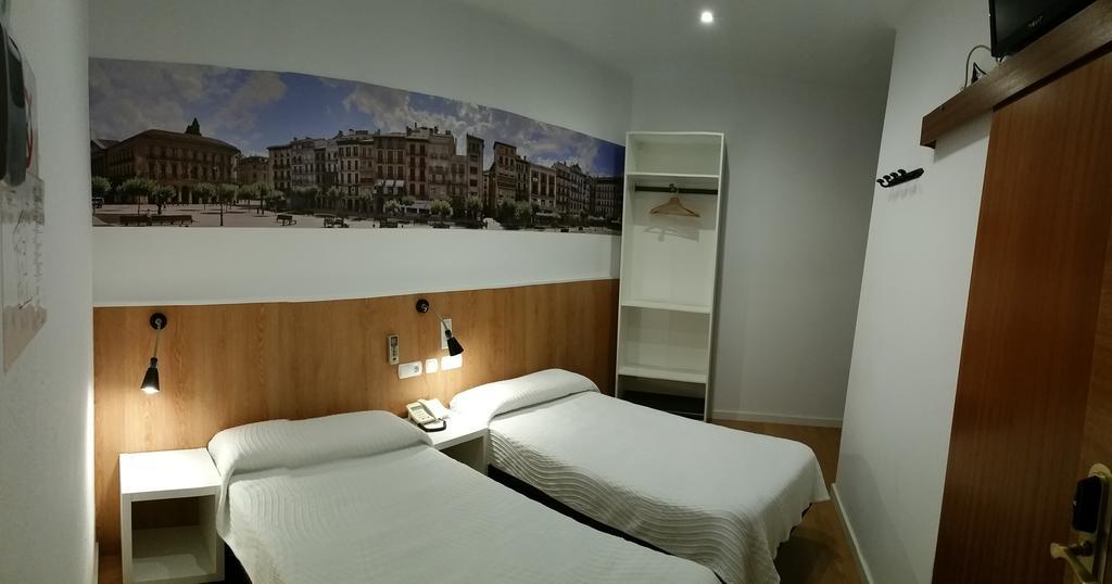 Hostal Restaurante Cornella Cornellà de Llobregat Exterior foto